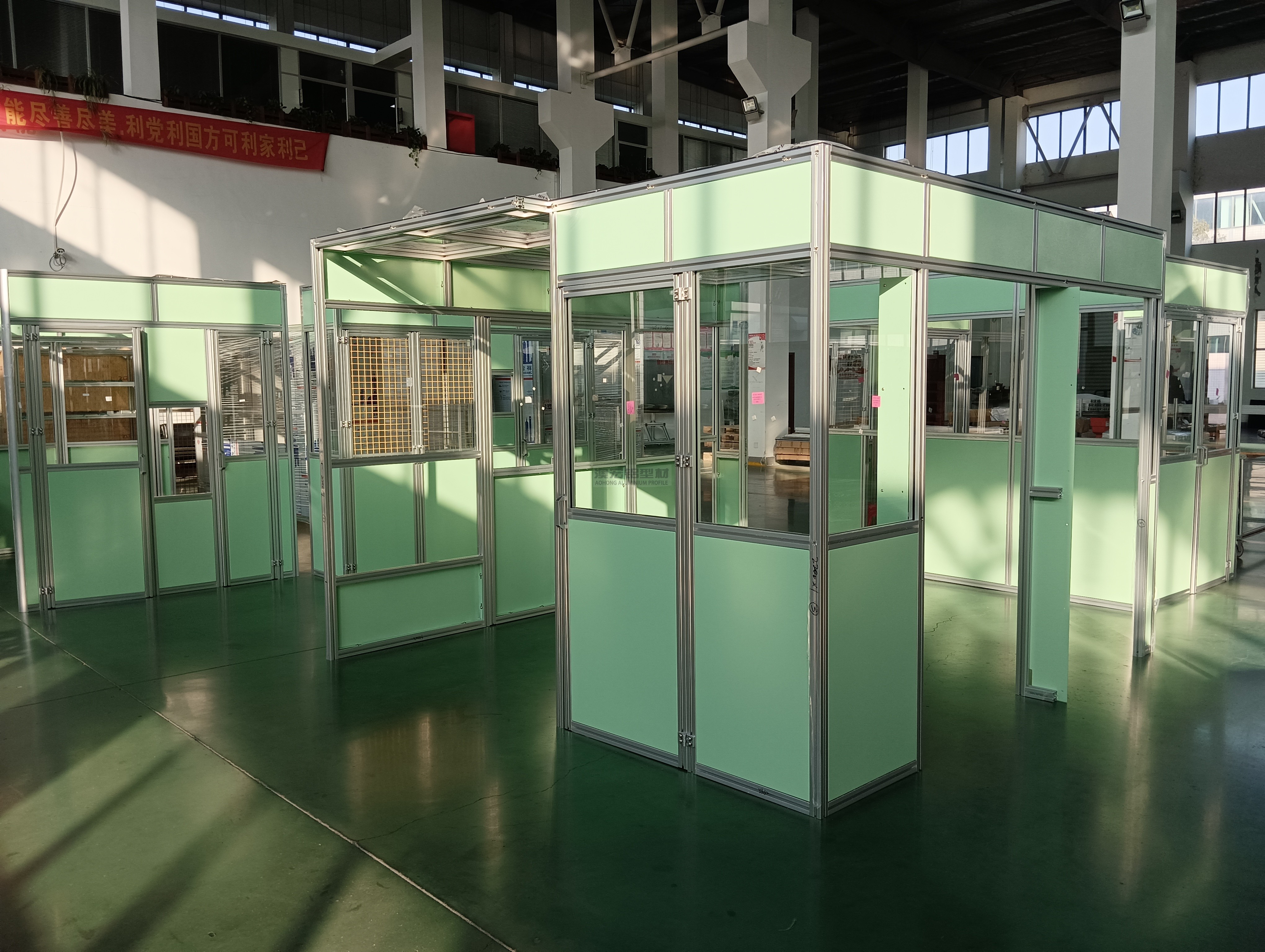 車間“定制防護艙”：4545鋁型材設(shè)備防護罩的落地細節(jié)